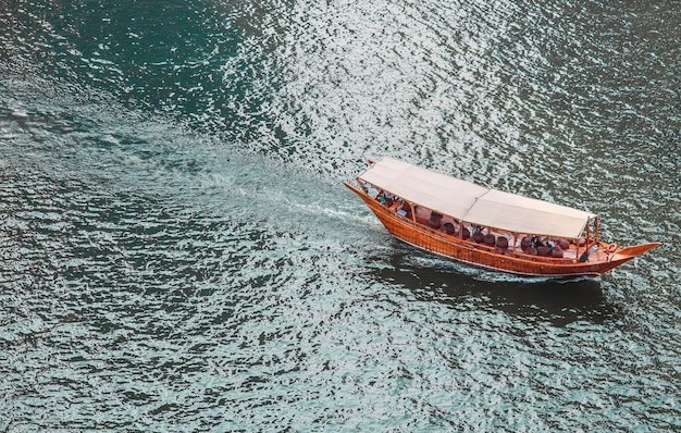 Barco taxi tradicional sobre el mar