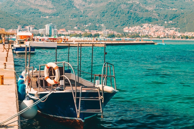 Barco de taxi vacío en el muelle