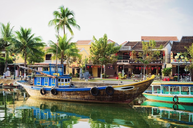 Barco en el terraplén del río Thu Bon en Hoi An, Vietnam