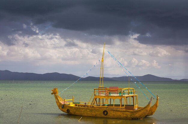 Foto el barco en titicaca