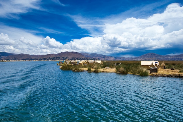 Barco de totora en el lago Titicaca, cerca de Puno, Perú