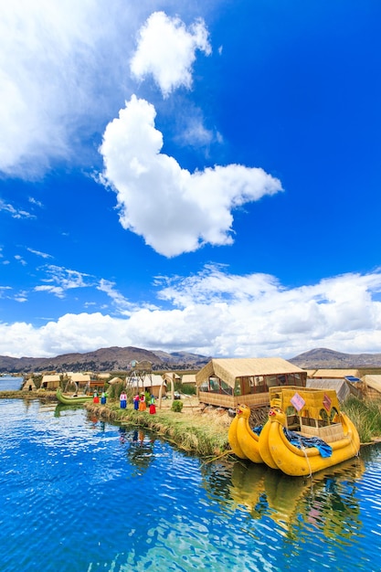 Barco de totora en el lago Titicaca cerca de Puno Perú