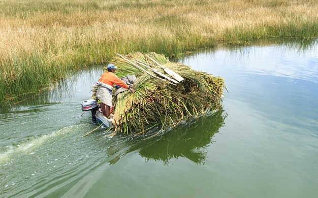 Barco de totora en el lago Titicaca cerca de Puno Perú