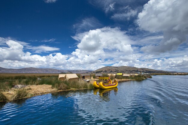 Barco de totora en el lago Titicaca cerca de Puno Perú