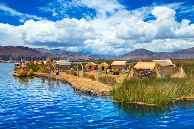 Barco de totora en el lago Titicaca cerca de Puno Perú