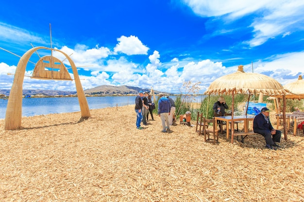 Barco de totora en el lago Titicaca cerca de Puno Perú