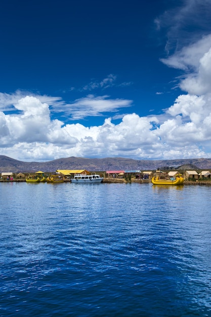 Barco de totora en el lago Titicaca cerca de Puno Perú
