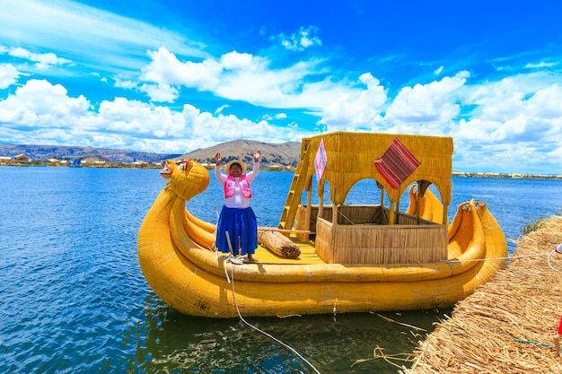 Foto barco de totora en el lago titicaca cerca de puno perú