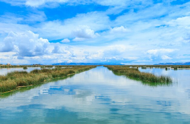 Barco de totora en el lago Titicaca, cerca de Puno, Perú