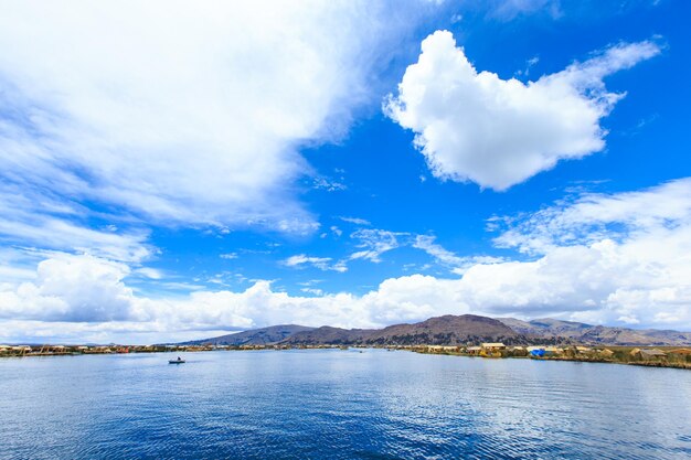 Barco de totora en el lago Titicaca cerca de Puno PeruxAxA