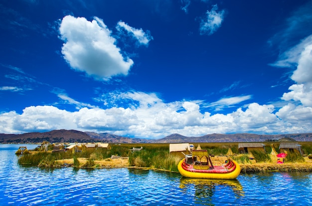 Barco Totora en el lago Titicaca