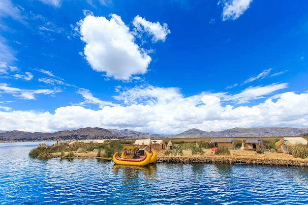 Barco Totora no lago Titicaca perto de Puno, Peru