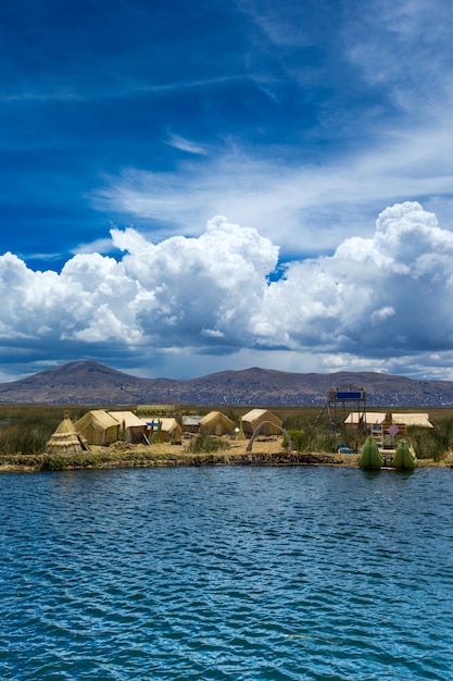 Barco Totora no lago Titicaca perto de Puno, Peru