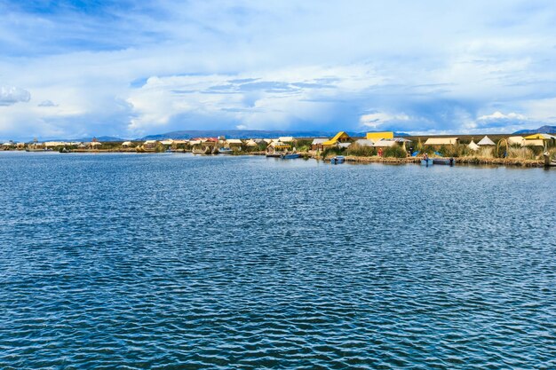 Barco Totora no lago Titicaca perto de Puno Peru