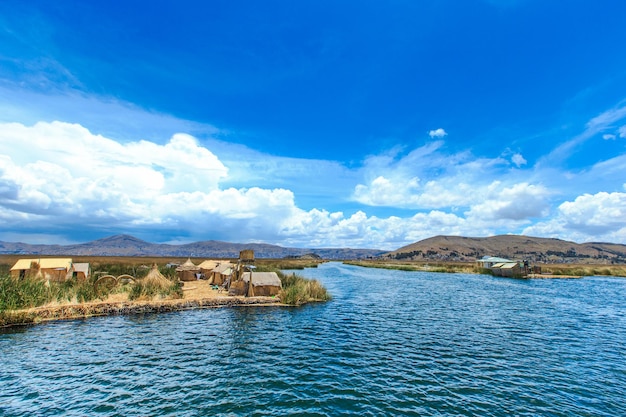 Barco Totora no lago Titicaca perto de Puno Peru