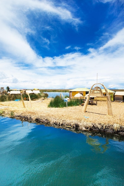 Barco Totora no lago Titicaca perto de Puno Peru