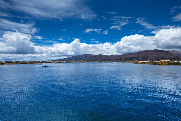 Barco Totora no lago Titicaca perto de Puno Peru