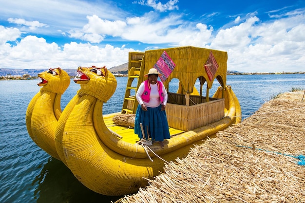 Barco Totora no lago Titicaca, perto de Puno, Peru