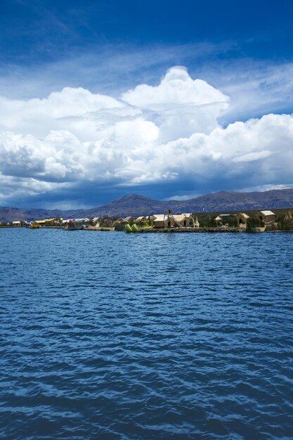 Barco Totora no lago Titicaca, perto de Puno, Peru