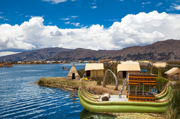 Barco Totora no lago Titicaca