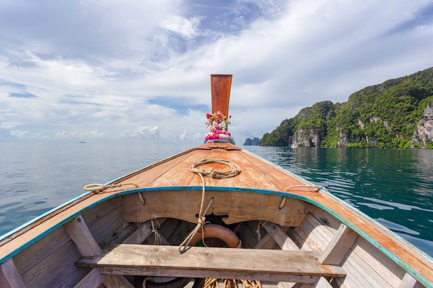 Un barco tradicional de cola larga con una hermosa vista del paisaje en la bahía de Maya en la isla de Phi Phi Leh en un día soleado