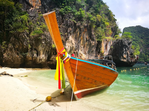 Barco tradicional de la cola larga y playa blanca en la isla de Koh Lao La Ding, Krabi, Tailandia