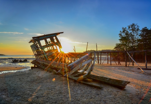 barco tradicional dañado al atardecer