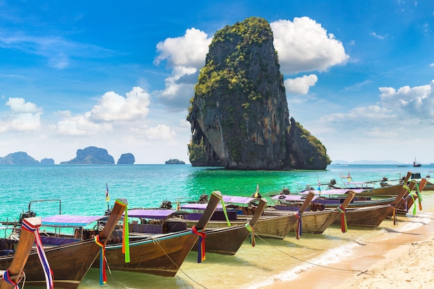 Barco tradicional de cauda longa na praia de Ao Phra Nang, Krabi, Tailândia