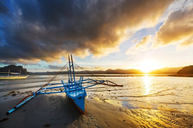 Barco tradicional filipino en el mar, la isla de Palawan, Filipinas