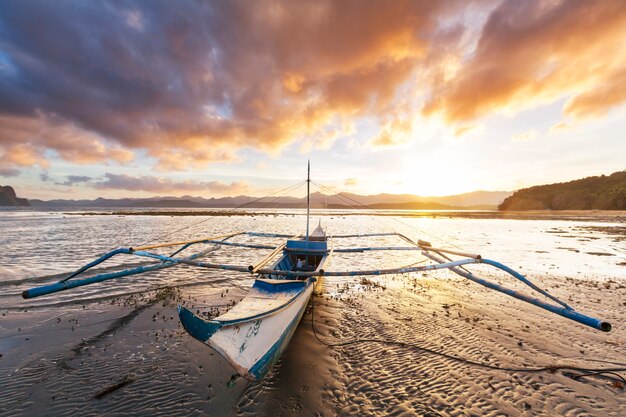 Barco tradicional filipino en el mar, la isla de Palawan, Filipinas