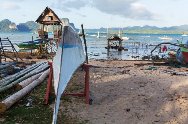 Barco tradicional filipino en el mar, la isla de Palawan, Filipinas