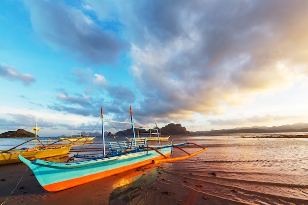 Barco tradicional filipino en el mar, la isla de Palawan, Filipinas