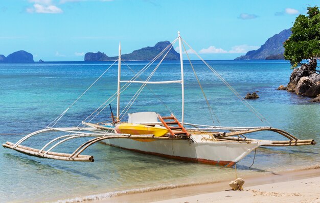 Barco tradicional filipino en el mar, la isla de Palawan, Filipinas