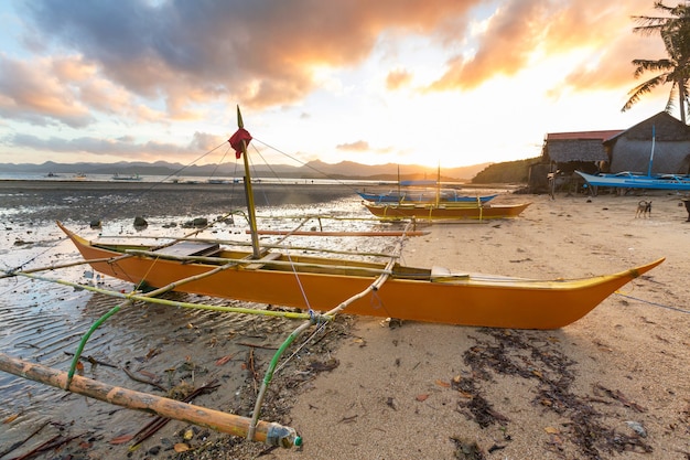 Barco tradicional filipino no mar, ilha de Palawan, Filipinas