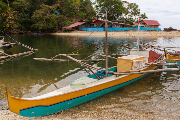 Barco tradicional filipino no mar, ilha de Palawan, Filipinas
