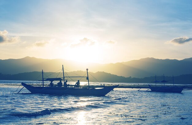 Foto barco tradicional filipino no mar, ilha de palawan, filipinas