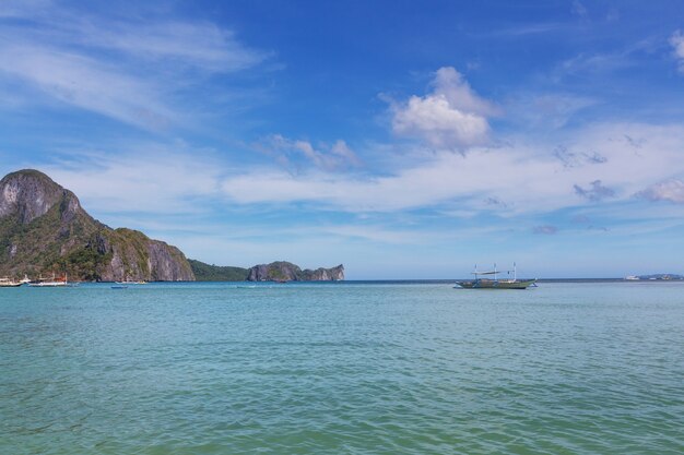 Barco tradicional filipino no mar, ilha de palawan, filipinas