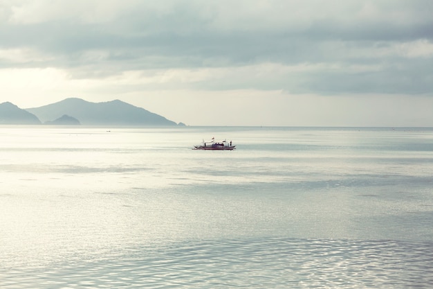 Barco tradicional filipino no mar, ilha de Palawan, Filipinas