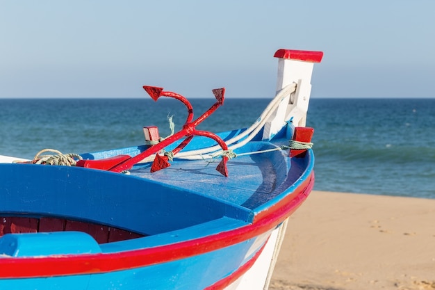 Barco tradicional português na praia.