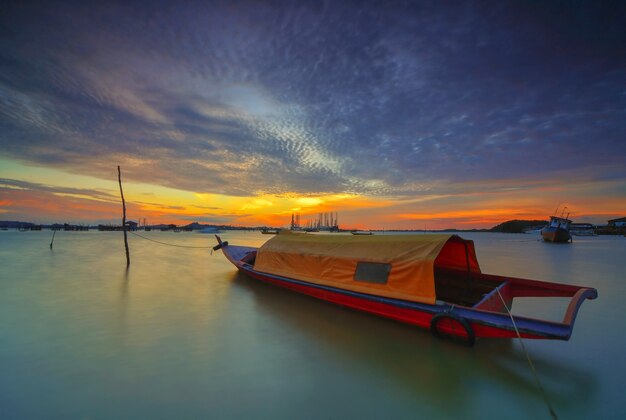 Barco tradicional en Sunset Melayu Beach Batam Island