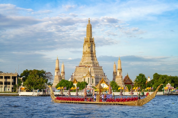 El barco tradicional de Suphannahongse