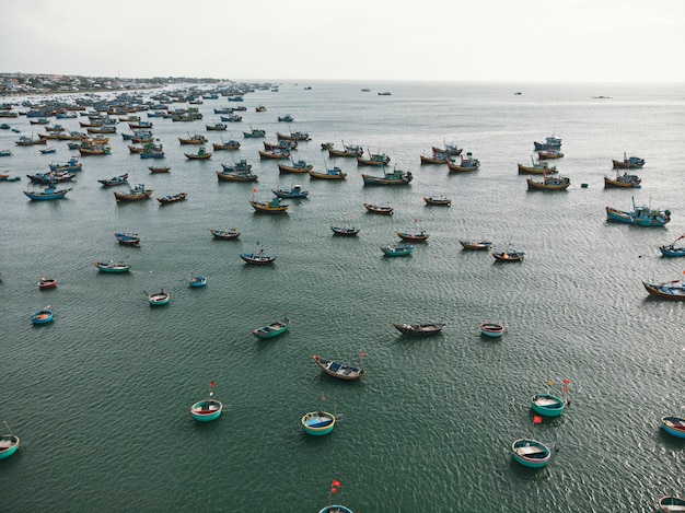 Barco tradicional vietnamita en la forma de canasta en el pueblo de pescadores, Binh Thuan, Vietnam. Vista superior. Vista aérea