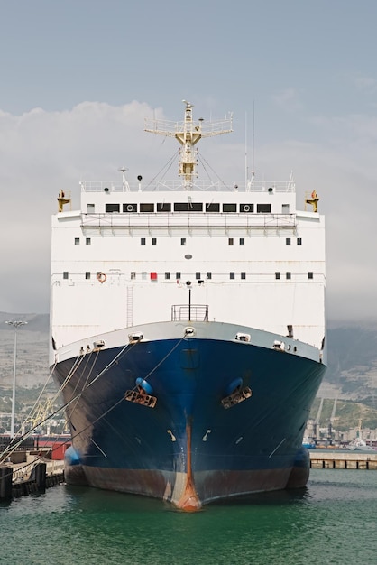 Barco de transporte moderno en el agua