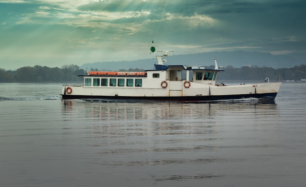 Barco para el transporte de pasajeros en el lago.