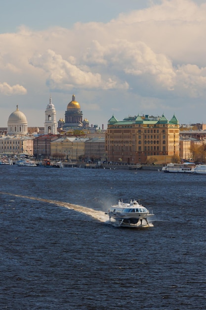 Barco turístico de alta velocidad en la ciudad para turistas río urbano y transporte acuático de barcos