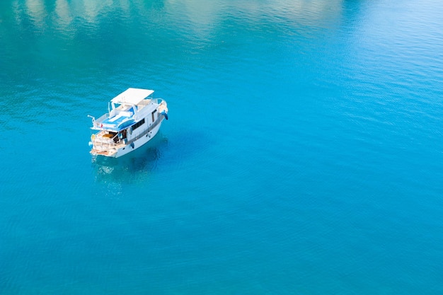 Barco turístico blanco en el mar. Kemer, Turquía