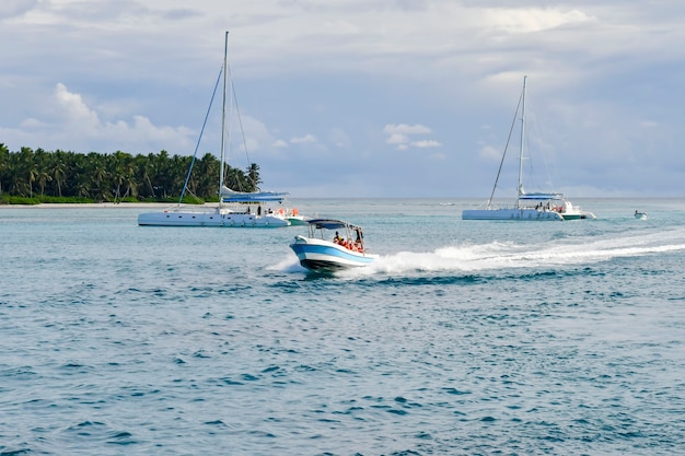 Barco turístico en el Caribe