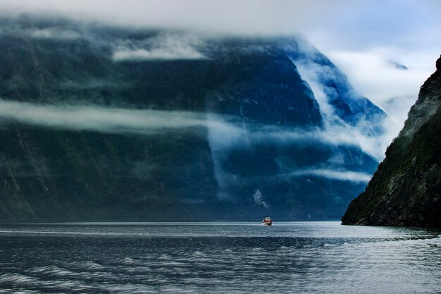 Foto barco turístico de crucero en el parque nacional de milford sound fjordland southland nueva zelanda