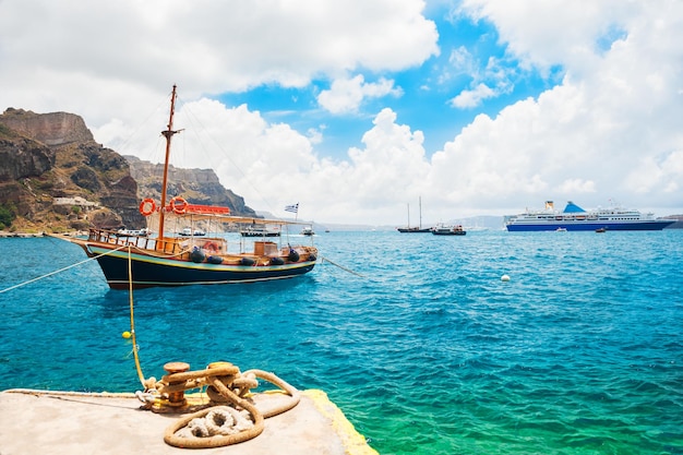 Barco turístico y crucero en el puerto de la isla de Santorini, Grecia. Hermoso paisaje, vista al mar