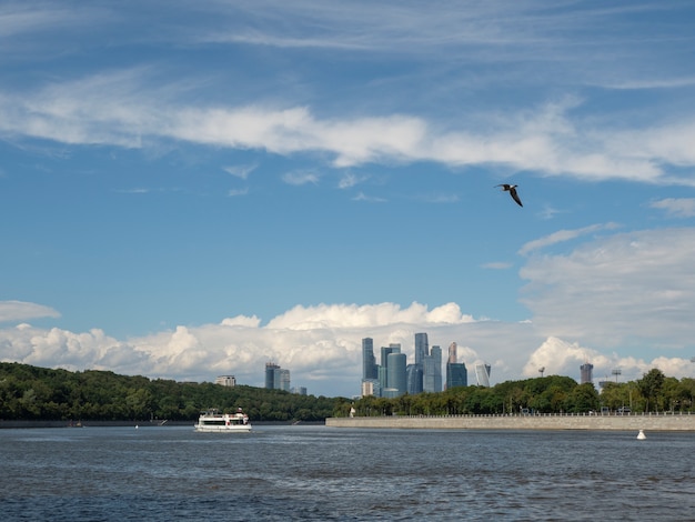 Barco turístico flutuando no rio vista do rio moscou e das colinas de sparrow